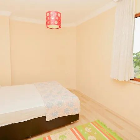 Cheerful 9-Bedroom Villa With Pool Villa İznik
