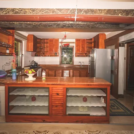 Cheerful 9-Bedroom Villa With Pool Villa İznik