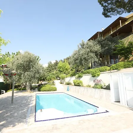 Cheerful 9-Bedroom Villa With Pool Villa İznik