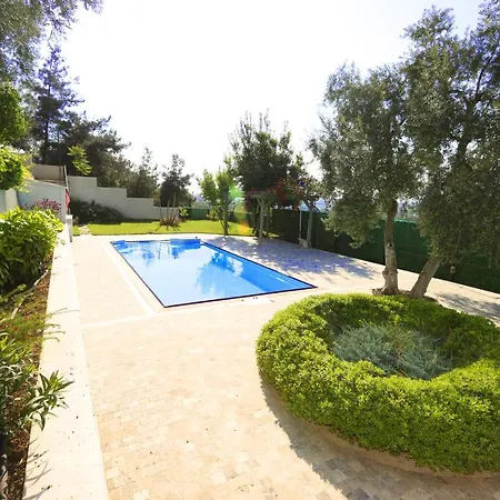 Cheerful 9-Bedroom Villa With Pool Villa İznik