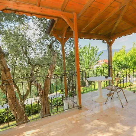 Cheerful 9-Bedroom Villa With Pool İznik