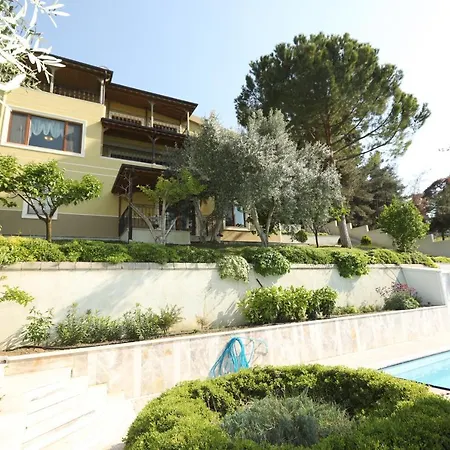 Cheerful 9-Bedroom Villa With Pool İznik