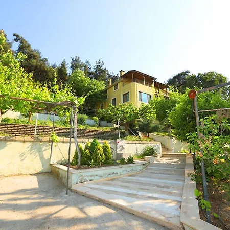 Villa Cheerful 9-Bedroom Villa With Pool İznik