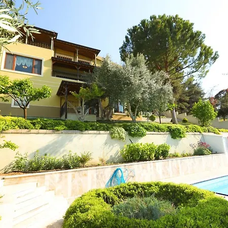 Cheerful 9-Bedroom Villa With Pool Villa İznik