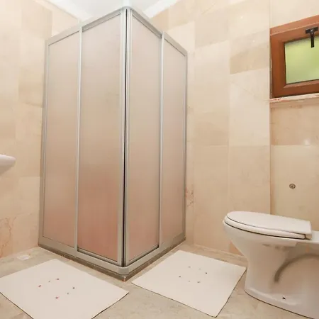 Cheerful 9-Bedroom Villa With Pool Villa İznik